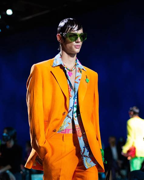 Versace, un nuovo mondo di colori sgargianti 